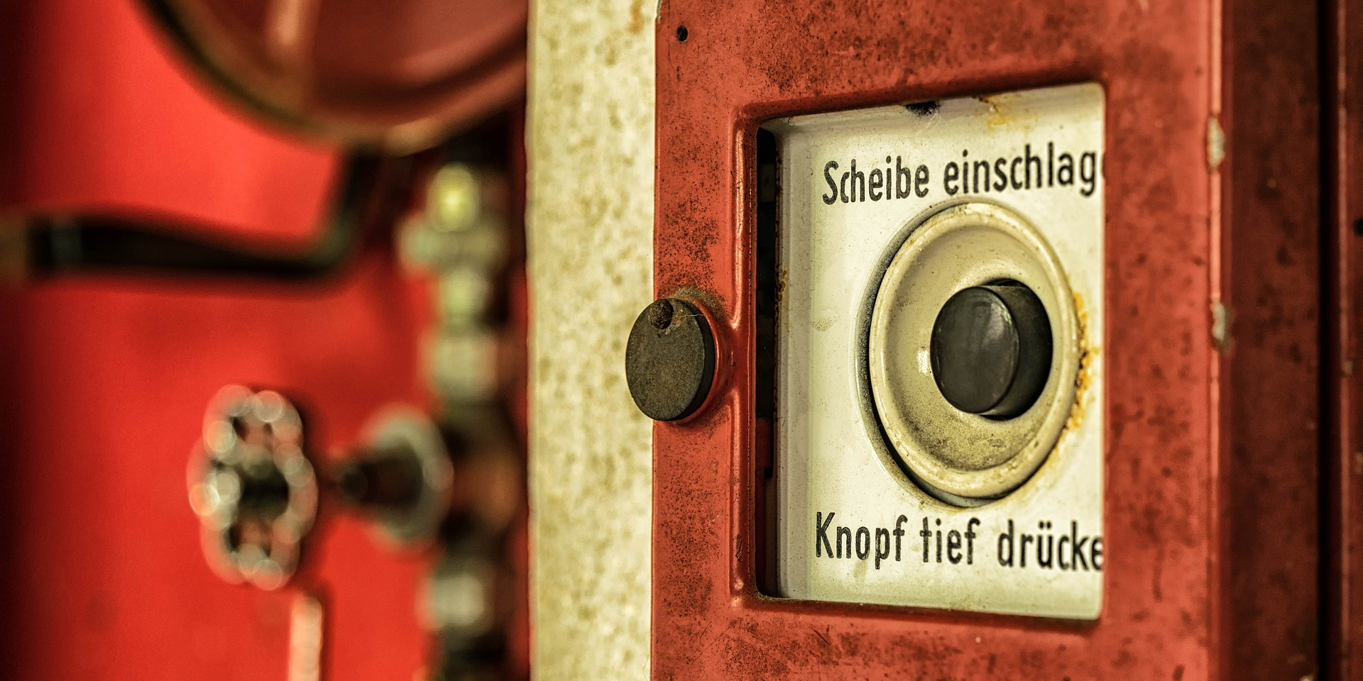 grafik Feuermelder rot vor gelber Wand