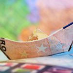 50 EUro Schein als Boot gefaltet