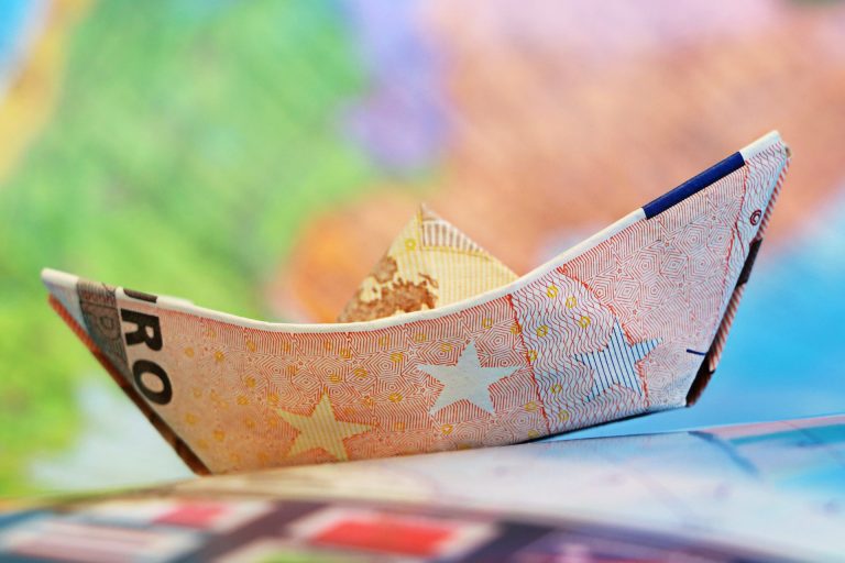 50 EUro Schein als Boot gefaltet