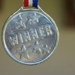 Silbermedaille an Band mit Aufschrift Winner
