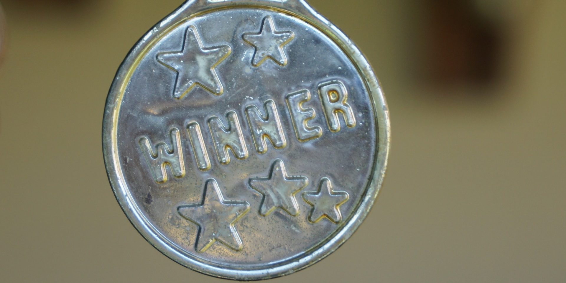 winner-1548239_1920 Silbermedaille an Band mit Aufschrift Winner